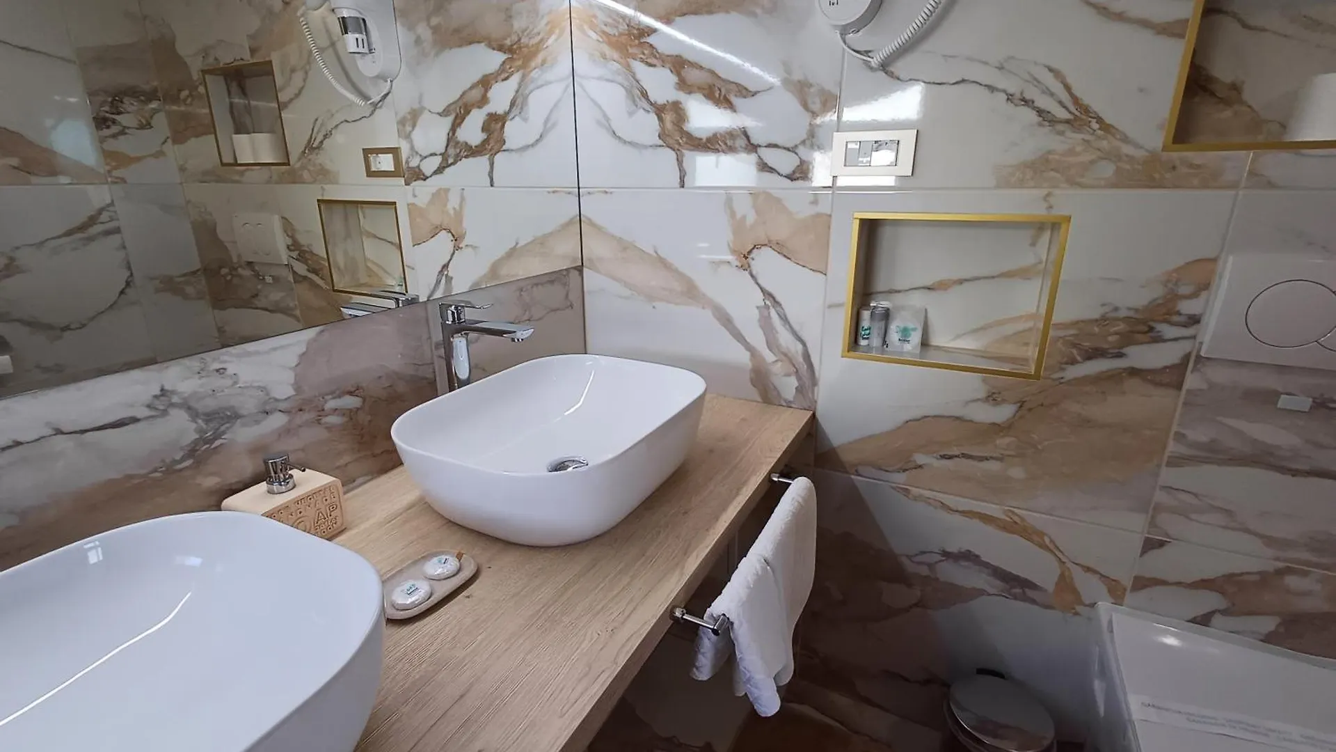 Apartment Delux Soba Sa Pogledom Na More, Hidromasaznom Kadom I Balkonom Trogir Croatia